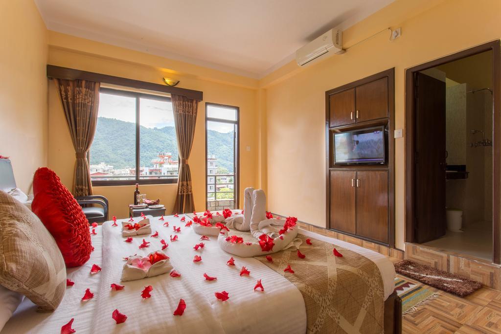 Hotel Peninsula Покхара Экстерьер фото