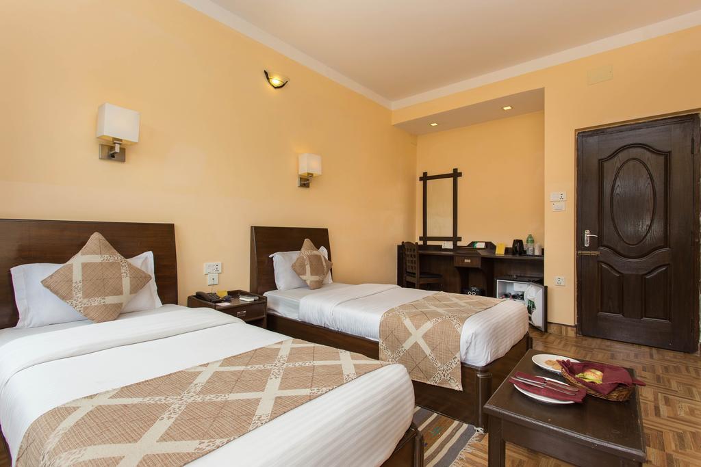 Hotel Peninsula Покхара Экстерьер фото