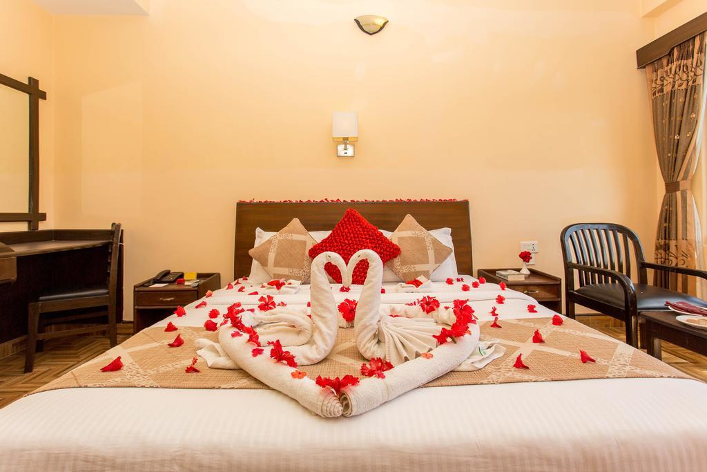 Hotel Peninsula Покхара Экстерьер фото