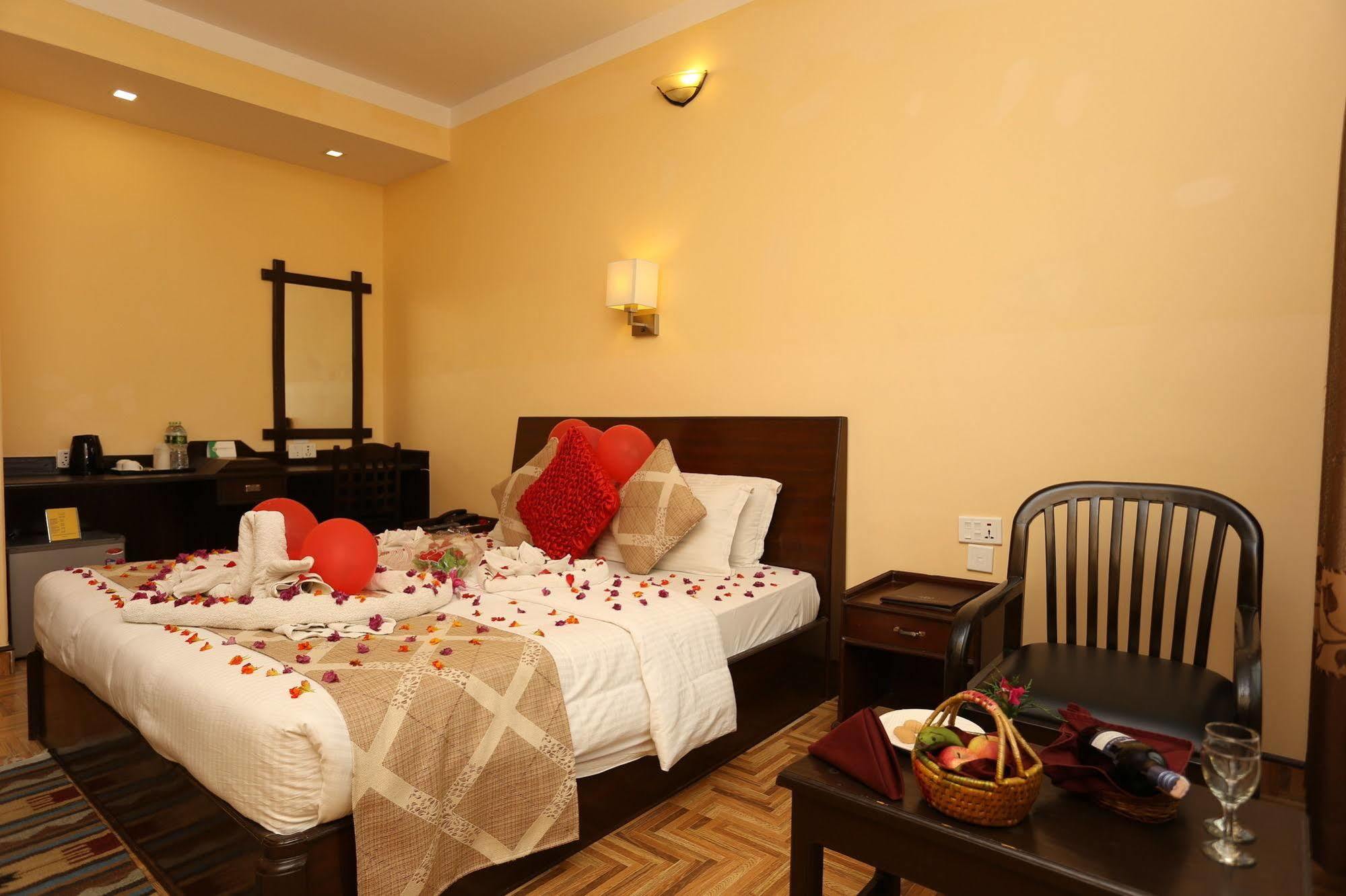Hotel Peninsula Покхара Экстерьер фото